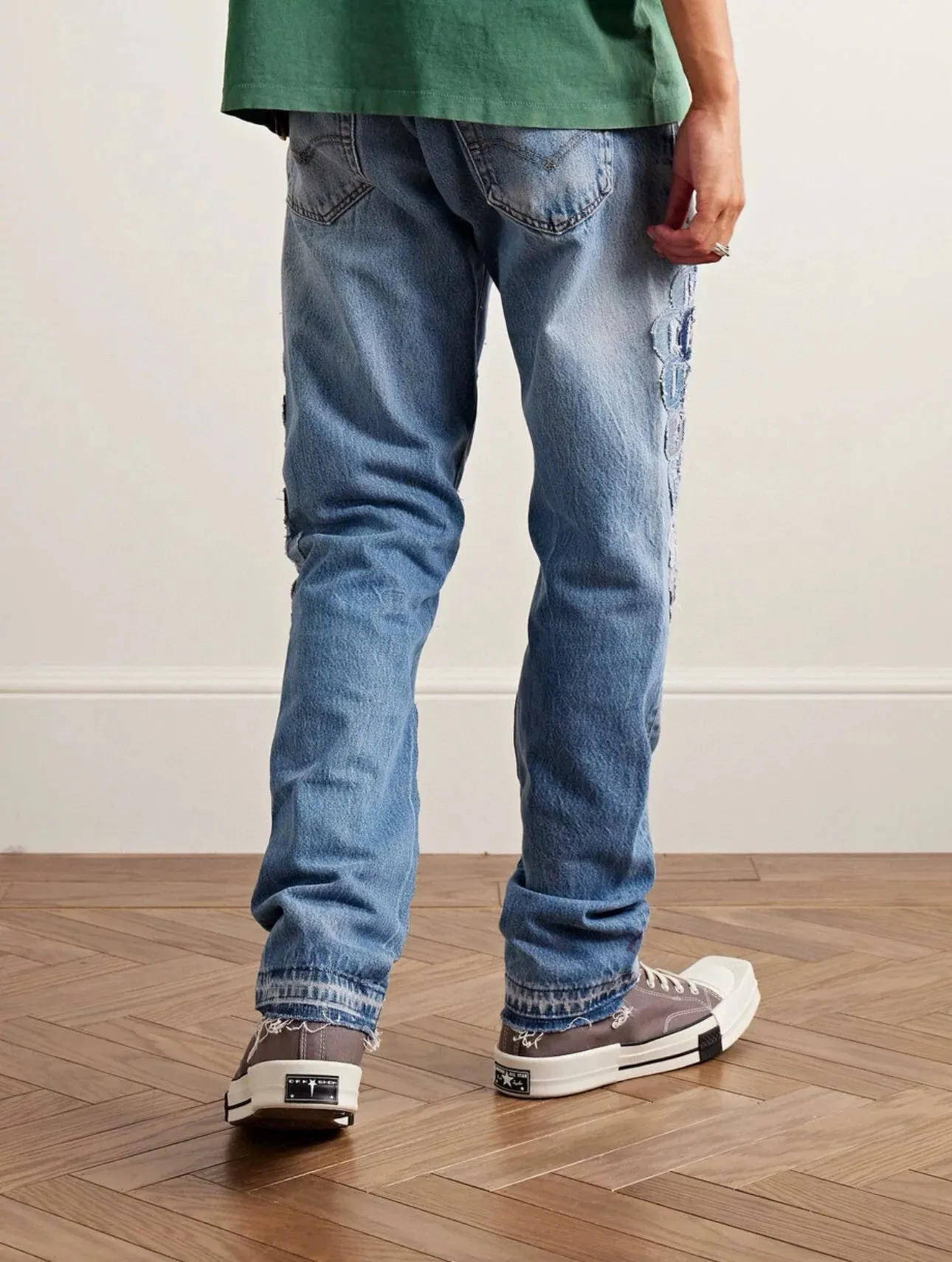 #8062 P286💰 GALLERY DEPT.G letter patch pudding 5001 denim washed and distressed spliced jeans -Original purchase and pattern making to truly restore the ultimate vintage texture -Original hardware accessories, washed and other elevators, QR code analysis are all purchased from the original factory, high degree of restoration, you are welcome to compare with a certain product ~ -Three-dimensional version Loose and comfortable, not picky about the figure, taller and slimmer, factory Seiko, original factory quality control, same style for men and women, can be matched with couples Versatile recommendation: must-have jeans for all seasons Color: blue Size: S-XXL (28-36)